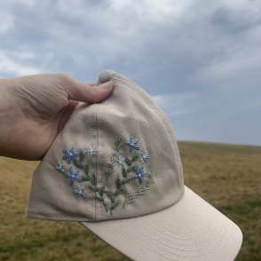Vyšívaná kšiltovka #005 – písková - první obrázek z galerie