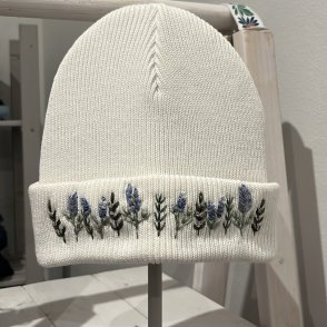Vyšívaná bavlněná čepice na přání – Krémová - první obrázek z galerie