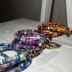 Boho popruh na telefon – růžovo-fialová - třetí obrázek z galerie